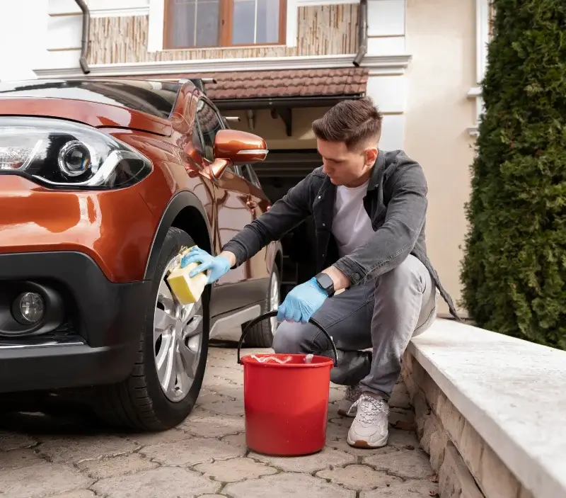 Lavage auto à domicile La Tranche-sur-Mer : professionnel intervenant sur un véhicule